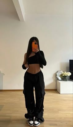 Street Wear Baddie Aesthetic, Cargo Jordan Outfit, Cargo And Jordans Outfit, Women’s Jordans Outfit, Jordan Outfit Ideas Women, Outfit Jordan Mujer, Jordan Fits Women, Jordan Style Outfits Women, Badie Asthetic Outfits