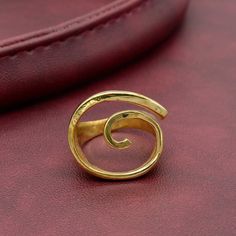 * Free Surprise Gift on Purchase of 1 Product. * Purchase of 4 Product and Get 2 Rings Free Gifts. Product :- Ring Material :- Brass Size :- All Size Available  Gold Spiral Ring, Hypnotic Ring, Spiral Ring, Swirl Ring, Gold Wired Ring, Handmade Dainty Ring, Boho Ring, Geometric Ring, Spiral Band Ring   * All our products are handmade and we make them as you see in the    photography but because of handmade There may be a slight difference in them * Handling Time: We take handling time of 1-3 Business Day from the date of receipt of the payment * Shipping Services: The shipping company takes 5-15 business days to deliver the product to US and most of other countries       For any queries Please feel free to message us. * Normally we respond in maximum 24 hours. * Gift packaging is available Wired Ring, Gold Wire Ring, Ring Geometric, Copper Wire Jewelry, Spiral Ring, Zierlicher Ring, Swirl Ring, Geometric Ring, Wire Rings