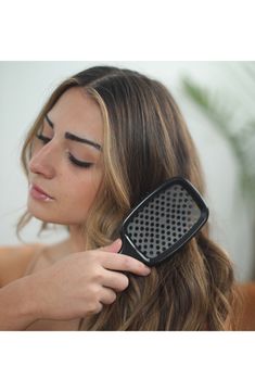 What it is: A detangling brush that can be used on wet and dry hair, depending on your preference and needs.What it does: DuoFlex Anti-Static Bristles work like magic, for gentle tangle release and reduced breakage. Forty-seven long bristles carefully and easily detangle even the most stubborn hair, while 30 mini bristles gently smooth and polish hair. It works equally great on wet and dry hair. A backless vented cushion reduces styling time and the easy-to-clean design ensures hassle-free maint Best Detangling Brush, 360 Waves Hair, Hair Growth Methods, Hair Coloring Ideas, Natural Hair Growth Oil, Detangler Brush, Tangle Free Hair, Breaking Hair, Hair Care Tools