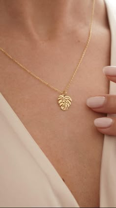 Pendent Designs, Crochet With Wire, Gold Monstera Leaf, Gold Dainty Necklace, Unique Gold Jewelry Designs, Gold Earrings Models, Fancy Jewelry Necklace, Modern Gold Jewelry, Pretty Jewelry Necklaces