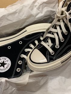 Cute Converse Shoes, Converse 70s, Chuck Taylor Shoes, City Sneakers, Style Staples, New Street Style, Shoes Outfit Fashion, White Converse