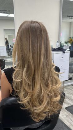 Balyage Long Hair, Rambut Brunette, Summer Blonde Hair, Brown Hair Inspo, Brunette Hair With Highlights, Dirty Blonde Hair, Dark Blonde Hair, Blonde Hair Inspiration