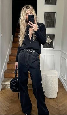 Stone Wash Jeans Outfit, Style Savvy, Streetwear Fashion Women, Edgy Outfits, Fashion 2020, Autumn Fashion Women, Fall Winter Outfits, Outfits Casuales, Edgy Fashion