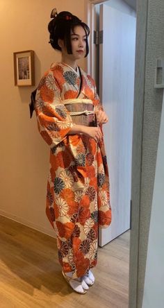 Modern Yukata, Yukata Style, Japanese Kimono Outfit, Kimono Outfit Japanese, Traditional Yukata, Yukata Women, Traditional Asian Clothing, Kimono Traditional