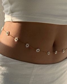 Pearl Back Chain, Jewelry Inspo Aesthetic, Accecoris Fashion, Pearl Accessories Outfit, Belly Chain Aesthetic, Belly Chain Outfit, Diy Waist Chain, Waist Chain Outfit