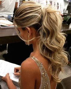 Your bridesmaids should also look and feel their best on your wedding day. Think mix and match bridesmaids dresses, colours and bridesmaids hairstyles. Long Hair 50, Diy Ponytail, Prom Tips, Hairstyle Ponytail, Free Hairstyle, Half Bun, Hairstyles Pictures, Ponytail Hairstyle, Tutorial Ideas