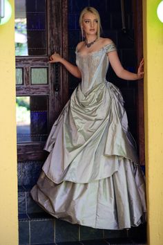 Modern Victorian Gown, Historic Ball Gowns, Ballroom Dress Gowns Princesses, 1800 Ball Gowns, Vintage Masquerade Ball, Ballgown Aesthetic, Aesthetic Ball Gowns, 1800 Fashion, Gown Aesthetic