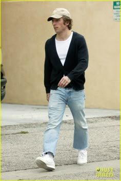 Celebrity Outfits Men, Fits With Air Force Ones, Jeremy Allen White Outfit, Dad Fashion, How To Look Handsome