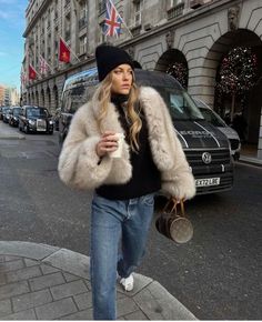 #fashionstylist Europe Fall Outfits, Outfits For 2023, Short Fur Coat, Fur Outfit, Jeans Coat