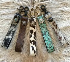 "These Key Chain Straps are the perfect addition to your key ring, to your wristlets, hook it on your belt loops, even use them on your camera! ⭐️WHEN ORDERING PLEASE STATE STYLE BY LETTER OR NUMBER IN NOTE TO SELLER BOX IN CHECKOUT ⭐️⭐️⭐️⭐️ They come in a variety of colors in either embossed leather or cowhide. All are lined and have swivel snaps and matching conchos. Like a specific concho? Inquire about changing the concho to customize your strap! They are approximately 1.25\" wide and 9.5\" Western Bags Purses, Western Car, Casual Country Outfits, Western Bag, Western Crafts, Cowgirl Accessories, Looks Country, Western Accessories, Western Style Outfits