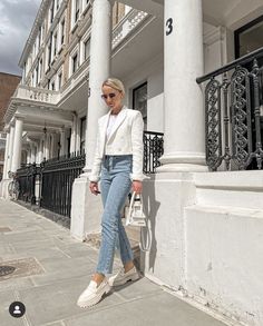 Zara Cropped Blazer Outfit, White Cropped Blazer Outfit, Zara Cropped Blazer For Workwear, White Cropped Blazer For Office, Chic Cropped Blue Blazer, Crop Blazer Outfit, Cropped Blazer Outfit, White Blazer Outfits, Zara Blazer