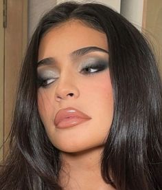 Maquillage Kylie Jenner, Month Challenge, Grey Makeup, Jenner Makeup, Festival Inspo, Kylie Jenner Makeup