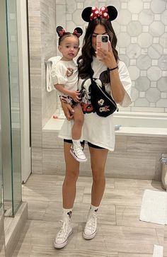 15 Disneyland Outfit Ideas for Moms: Stylish and Comfortable Tips Birthday Outfits Disneyland, Aesthetic Disneyworld Outfits, Disney World Mother Daughter Outfits, 2023 Disney Outfits, Mama And Mini Disney Outfits, Matching Disney Outfits Mom And Daughter, Disneyland Date Outfit, Disneyland Outfit Family, Disneyland Outfit Women