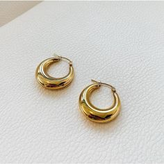 Minimal and classic gold hoop earrings. Your go to every-day earrings that adds a chic and vintage look to your outfit. The earrings are made from stainless steel and 18k gold plating. A perfect addition to your jewelry collection! ………………………………….D E T A I L S• Materials: Stainless steel, 18k gold plating.• Inner Diameter: 15mm• Outter Diameter: 25mm• This product is hypoallergenic, water and tarnish resistant Gold Hoop Earrings Aesthetic, Gold Earrings Aesthetic, Simple Gold Hoop Earrings, Hoop Earrings Aesthetic, Thick Gold Hoop Earrings, Thick Gold Hoops, Gold Minimalist Jewelry, Chunky Gold Hoop Earrings, Vintage Gold Earrings