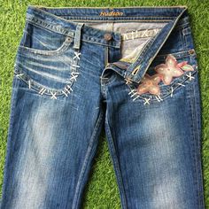 Size 27" Hudson Bootcut Flared Stretch Jeans W29 L31 Low Waist Wide Leg Faded Medium Wash Denim Made In USA, Waist 29" Brand: Hudson 99% Cotton, 1% lycra Made In USA Size On Tag: 27 waist measurement: 14.5 in, multiply it by 2. Follow our guide, The fit of garments should always be determined by exact measurements, not the tag size. Please compare the measurement with your garment. Waist 29" Rise 7.25" Thighs 20" Hips 37" Inseam 31.25" Length 39" Knee 15" Leg opening 20" All measurements are tak Waist Measurement, Low Waist, Stretch Jeans, Made In Usa, Wide Leg, Bathing Beauties, Purses And Bags, Music Clothes, Clothes For Women