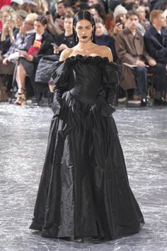 JEAN PAUL GAULTIER - Haute Couture Printemps/Été 2024 | FHCM Goth Gown, Haute Couture Gowns, Middle Age Fashion