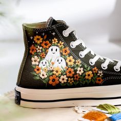 * Détails du produit : Chaussures Converse brodées personnalisées, serpents brodés fantômes et marguerite personnalisés, chaussures brodées fantômes, Converse broderie Halloween vibes, cadeaux d'Halloween Type de chaussures : Converse Chuck Taylor des années 1970 Couleur Converse : 8. 1970_ Marron Le prix comprend : les chaussures + des motifs floraux brodés, comme indiqué, ou parsemés de pierres scintillantes et de dentelle, comme indiqué. Les chaussures Converse Custom sont méticuleusement bro Halloween Embroidery, Cute Sneakers, Gifts For Your Girlfriend, Bride Shoes, Converse Chuck