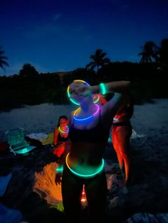 Glow In The Dark Beach Party, Glow In The Dark Swim Party, Pool Party Glow In The Dark, Glowsticks In Pool, Sweet 16 Lake Party Ideas, Glow Stick Pool Party, Glow In The Dark Pool Party, Neon Beach Party, Party On Beach