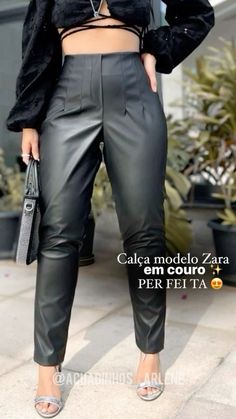 🔥 A calça preta de couro fake que vai elevar seu look a outro nível! 🔥

Se você quer uma peça que seja ao mesmo tempo ousada e super estilosa, essa calça de couro fake é pra você! Perfeita pra criar looks poderosos, seja no dia a dia ou em uma produção mais arrasadora. Ela combina atitude, conforto e muito estilo.

💥 Destaques:

	•	Couro fake de alta qualidade, com brilho na medida certa e visual sofisticado.
	•	Modelagem que valoriza o corpo, te deixando ainda mais confiante.
	•	Super versátil: vai bem com tênis, salto ou bota — você escolhe o mood!

⚡ Garanta a sua agora e traga um toque de ousadia ao seu guarda-roupa!

#CouroFakeComEstilo #CalçaPoderosa #LookOusado #ModaSustentável #PretaNadaBásica #FashionAttitude #CouroFakeChic Zara Inspired Home, Moda Chic, Kid's Fashion, Black Men Fashion, Fashion Over 50, Toddler Fashion