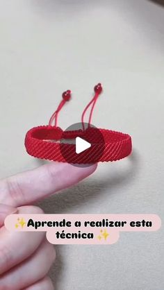 a hand holding a red bracelet with two strings attached to it and the caption reads, aprrente a realar est tecnica