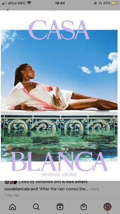 a woman laying on top of a swimming pool next to the words casca blanca