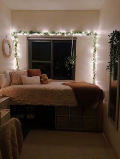 cozy, boho, clean, orange, cream, bed, dorm, college Vines Lights, Rustic Dorm Room, Modern Dorm Room, Luxury Dorm Room, Frame Windows