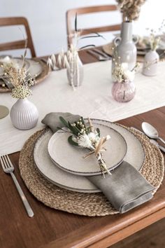 Déco de table avec fleurs séchées - décor à copier Table Matts Ideas, Modern Rustic Table Setting, Minimal Table Setting Home, Home Dinner Party Table Settings, Diningware Ideas, Rustic Dining Table Setting, Round Table Setting Ideas Home, Natural Dining Table Decor, Home Dinner Table Decor