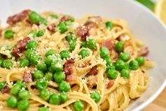 Pasta med bacon og ærter - Opskrift på nem pastaret til hele familien