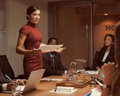 Por Clara Zamora Meca/OKD Meeting Aesthetic, Female Manager, Female Boss, Studera Motivation, Women Ceo, Lawyer Fashion, Office Job, Lifestyle Aesthetic, Career Woman