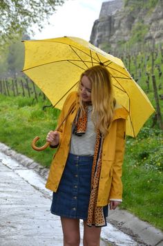 April, april, Outfits for rainy days with a raincoat and stil stylish. YELLOW UMBRELLA - Jess en Vogue Umbrella Outfit, April Outfits, Summer Day Outfits, April April, Raincoat Outfit, Cute Umbrellas, Yellow Umbrella, Stripe Tee