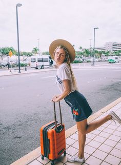 Travel Photography Airport, Outfit Converse, Amber Fillerup, No Heat Hairstyles, Barefoot Blonde, Rock Outfit, Trendy Swimwear