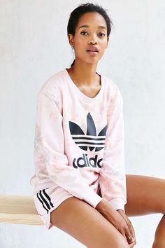 adidas Originals Pastel Rose Sweatshirt - Urban Outfitters Adidas Cap, Adidas Outfit, Tennis Clothes, Sporty Chic, Comfy Outfits, Sport Fashion