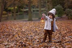 Fall Picture Poses For Kids, Toddler Autumn Photoshoot, Autumn Kids Photoshoot, Toddler Christmas Photos, Art Children, Portraits Photography, Late Autumn, Leaves Autumn, 2022 Christmas