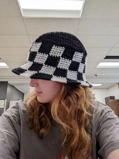 This checkered "bucket hat" is a real handcrafted gem. You can learn to do it yourself! If you are familiar with crochet and are looking for a little challenge or a project that is not too long, this pattern is for you. It can also allow you to make beautiful gifts to your loved ones! You can choose the colors used to add a touch of personalization. Follow the crochet trend with this handmade hat and impress your friends with your unique style. When you purchase, you will get an English version Check Crochet Hat, Checkered Bucket Hat, Crochet Bird Patterns, Crochet Birds, Le Crochet, Handmade Hat, Bird Patterns, Beautiful Gifts, Do It Yourself