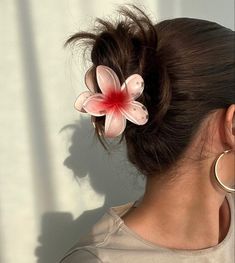 Hawaiian Flower Hair, Hawaiian Hairstyles, Preppy Hairstyles, Dunner Wordend Haar, Clip Hairstyles, 2024 Design, Flower Clip, Floral Hair