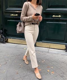 Perfetta Inspirazione in Immagini per il Weekend ~ 𝒲𝑒𝑒𝓀𝑒𝓃𝒹 𝐹𝒶𝓋𝑜𝓇𝒾𝓉𝑒𝓈 Chique Outfit, Beige Outfit, Neutral Outfit, Business Outfit, Winter Trends, Casual Work Outfits, Fashion Today