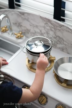 Playroom DIY - spray paint the fixtures on your kitchen set for an adorable upgrade. Love these "brass" fixtures on this kitchen play set! Kidkraft Kitchen, Playroom Diy, Kitchen Play Set, Kid Bedrooms, Nursing Room, Diy Spray Paint, Coral Navy, Childrens Playroom, Diy Sprays