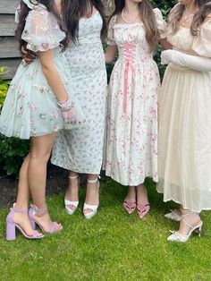 #bridgerton Tea Party Outfit Inspiration, Bridgerton Outfit Inspired, Bridgerton Party Dresses, Bridgeton Aesthetic Party, Bridgerton Theme Photoshoot, Brigentons Outfit, Bridgerton Brunch Outfit, Bridgerton Birthday Party Outfits, Bridgerton Themed Tea Party