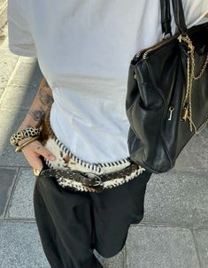 Belt Over Shirt Outfit, Wide Belt Outfit, Big Belt Outfit, Studded Belt Outfit, Belt Outfit, Trendy Belts, Mama Style, Streetwear Aesthetic, Fashion Fits