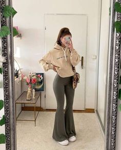 Bell Bottom Leggings Outfit, Bell Bottom Leggings Outfits, Flared Legging Outfit, Bell Bottom Leggings, Bell Bottoms Outfit, Ideas De Outfits, Oversize Style, Streetwear Mode