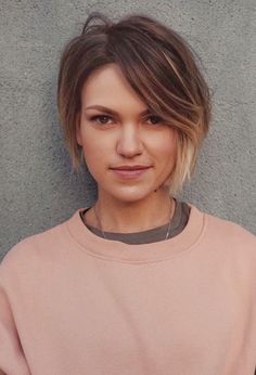 Modern Stacked Bob, Straight Pixie Haircut, Low Maintenance Short Hair, Double Chin Hairstyles, Messy Bob Haircut, Short Hair Fringe, Hair Cuts 2017, Chin Length Haircuts, Shaggy Short Hair