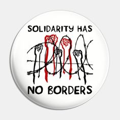 a button with the words solidarity has no borders written in black and red on it