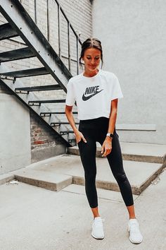 Outfit Ideas With Leggings Summer, Women’s Workout Outfits, Spring Sporty Outfits, Pick Me Girl Outfit, Sporty Outfits For School, Gym Looks Outfits, Cute Athletic Outfits For School, Athletic Aesthetic Outfits, Athletic Girl Outfits