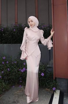 Wedding Guest Dress Muslim, Gaun Satin Hijab, Bridesmaid Non Hijab, Model Dress Bridesmaid Hijab, Dress Bridesmaid Hijab Simple, Bridesmaid Dresses Hijab Weddings, Soiree Outfits For Hijab, Dress Hijab Satin, Dress Melayu