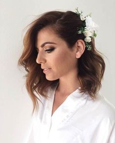 Simple, Wavy Long Bob Hairstyle with Flowers Long Bobs, Wedding Hairstyles Medium Length, Flowers In Her Hair, Best Wedding Hairstyles, Trendy Wedding Hairstyles, Wedding Hair Flowers, Short Wedding Hair, Long Bob Hairstyles, Penteado Cabelo Curto