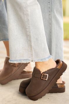 Platform Buckle Clogs Platform Clogs Shoes, Studded Clogs, Brown Clogs, Cozy Fall Outfits, Platform Clogs, Comfortable Sweater, Shoe Inspiration, Stylish Boots, Colors Brown