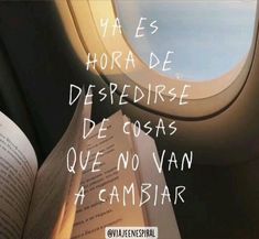 an airplane window with the words despediree de costas que no van a cambiar