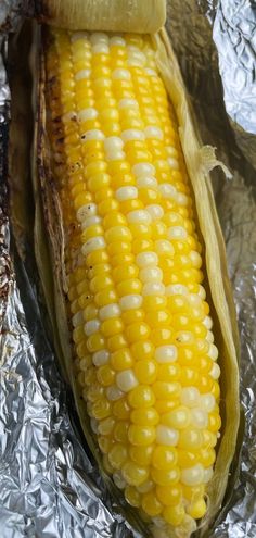 Cooked corn on the cob in its husk and wrapped in foil. Griddle Corn On The Cob, Grilled Corn On Cob, Cooking Sweet Corn, Cooked Corn, Grilled Corn Recipes, Hibachi Recipes, Grilled Sweet Corn