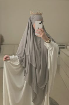 Grey coloured Khimar with White Dress Modest Outfit Inspiration Selfie La Mecca, Islamic Modest Fashion, Modest Outfits Muslim, Estilo Hijab, Stile Hijab, Muslim Outfits Casual, Hijabi Fashion Casual, Muslim Women Fashion, Mode Abaya