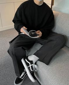 Minimalist Outfit Men, Korean Outfits Men, Full Black Outfit, Outfit Cowok, Korean Street Fashion Men, Black Outfit Men, Asian Streetwear, Men Stylish Dress